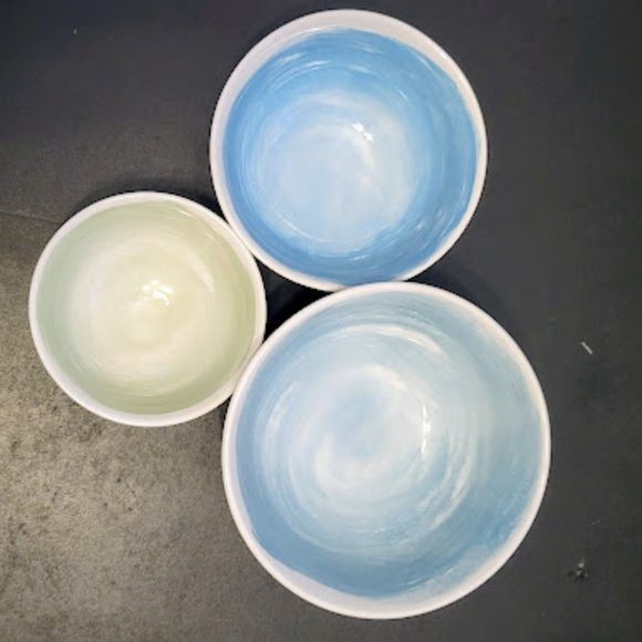 Set of 3 Beautiful Pepper+ Vitiver Oceanian Nesting Bowls Vivid Blues Watercolor - Picture 1 of 8